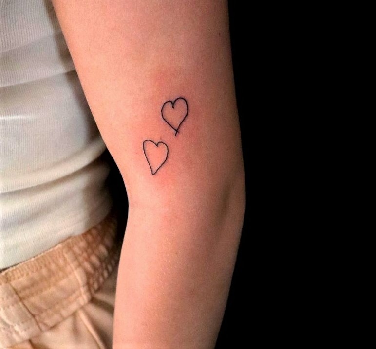 Zwei Herzen Tattoo minimalistisch