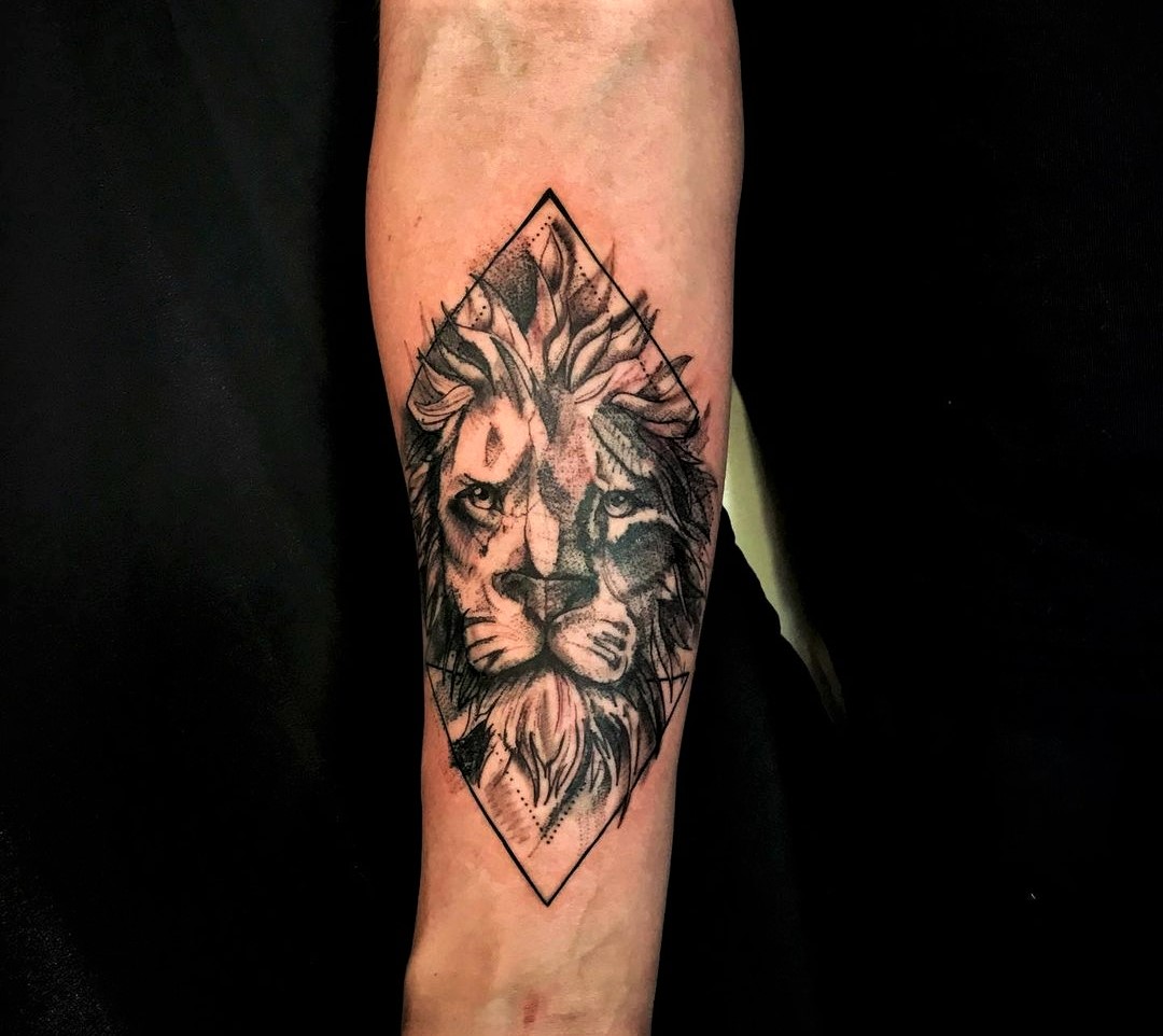 Geometrischer Löwe Tattoo